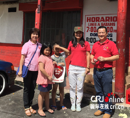    张雪云（右二）在2017年11月和花县同乡会侨务组成员一起上街募捐慈善公益活动，与热心华裔侨胞合影（受访者供图）