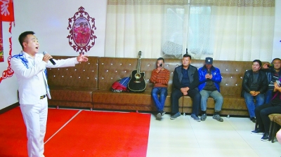 吴生录正为村民们演唱歌曲。 吴生录正为村民们演唱歌曲。