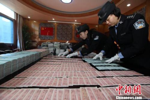 警方正在清点假火车票以及单据等。