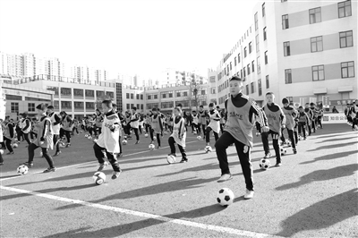 河北省秦皇岛市海港区第二届校园足球文化节近日举行。图为孩子们正在表演自编的大型足球操。 王树辉 陈旭 摄 河北省秦皇岛市海港区第二届校园足球文化节近日举行。图为孩子们正在表演自编的大型足球操。 王树辉 陈旭 摄