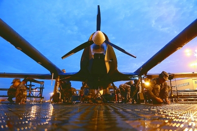 夜幕下的“长鹰”系列某型号无人机。