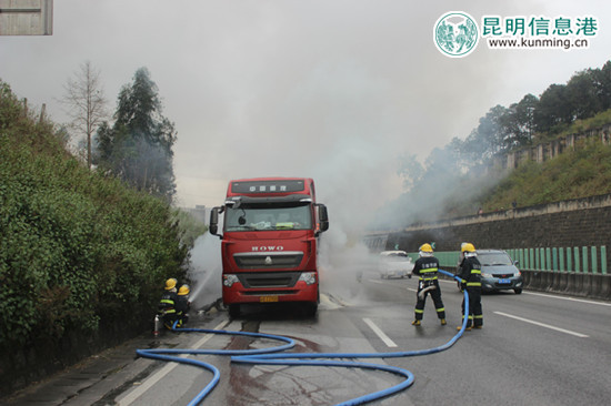 挂车轮胎爆炸致车辆着火 保山消防快速营救 挂车轮胎爆炸致车辆着火 保山消防快速营救