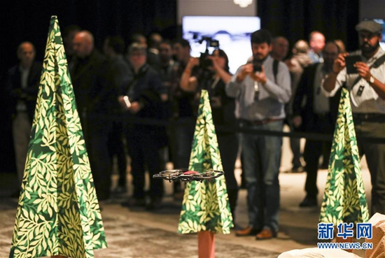 在美国纽约，观众在发布会上观看大疆新款无人机Mavic Air绕开障碍物功能演示。