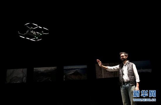 大疆公司战略合作总监迈克·佩里在发布会上介绍新款无人机Mavic Air。