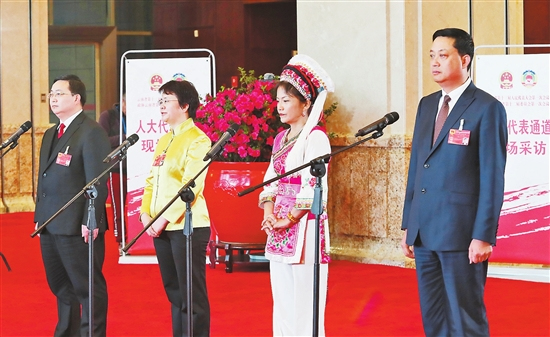 云南省人大首设“代表通道” 传递自信与开放 云南省人大首设“代表通道” 传递自信与开放