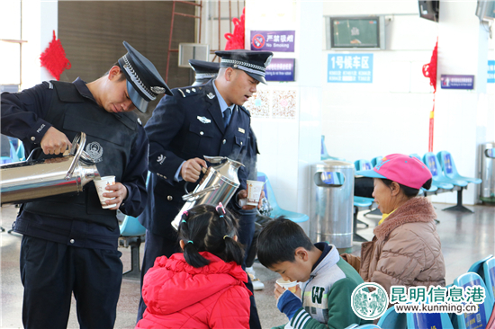 昆明铁路公安局全力护航2018春运 强化列车安保工作