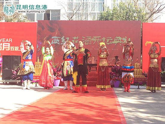 现场的歌舞表演。记者谭石艳/摄