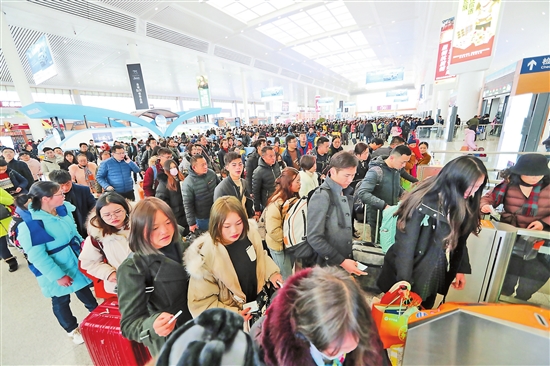 铁路迎来节前出行高峰