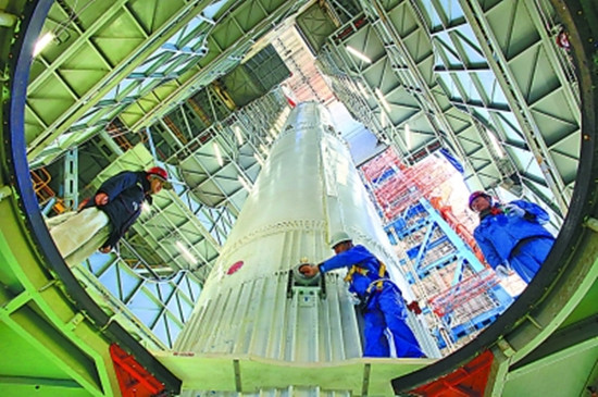 发射前，技术人员对火箭进行各项功能检查。史啸摄/光明图片