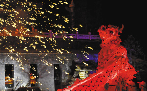 民间艺人在世博园内表演“火龙钢花”。