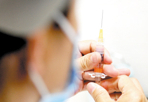 二价宫颈癌疫苗共注射三剂，约2400元。