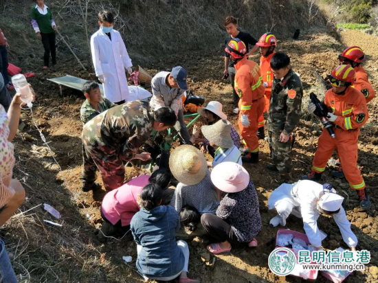 普洱宁洱县一女子被农耕机卡住双腿 消防官兵紧急救援 普洱宁洱县一女子被农耕机卡住双腿 消防官兵紧急救援