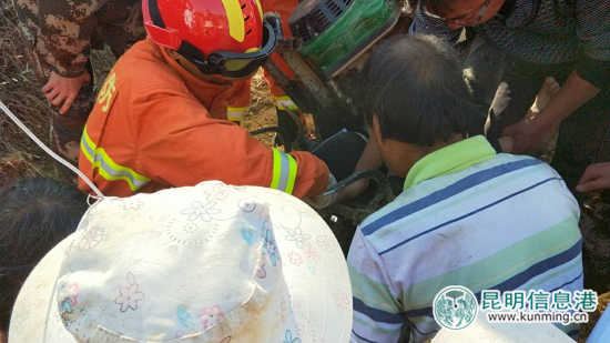 普洱宁洱县一女子被农耕机卡住双腿 消防官兵紧急救援 普洱宁洱县一女子被农耕机卡住双腿 消防官兵紧急救援