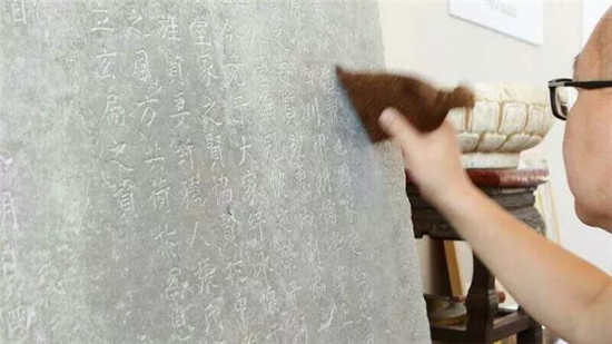 传拓留影金石为开 这个男人让中国最古老的印刷术在彩云之南“活”起来