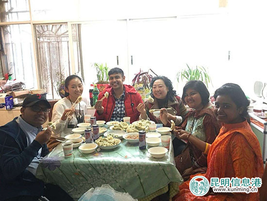 麦杜和柯南在老师家享受美味饺子宴。供图