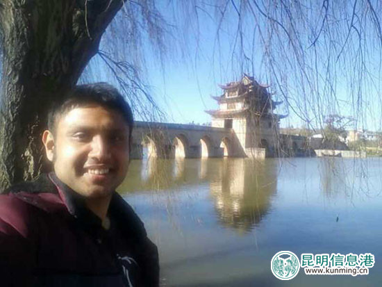 麦杜在双龙桥欣赏美景。供图