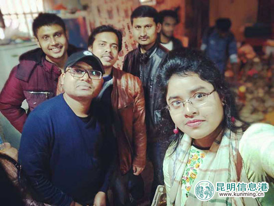 麦杜和柯南及朋友参观碗窑村。供图