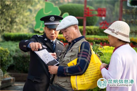 民警解答群众咨询 民警解答群众咨询