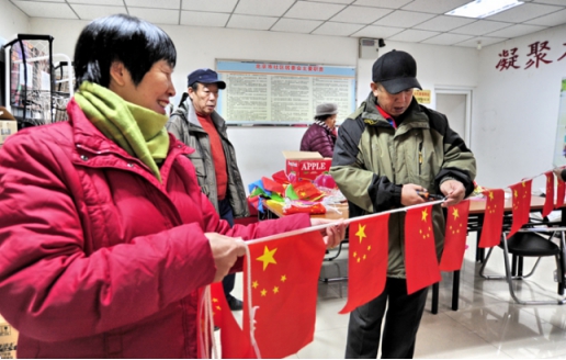 “巧巧手”志愿者帮扶队队员们正在制作灯笼和彩旗。 “巧巧手”志愿者帮扶队队员们正在制作灯笼和彩旗。