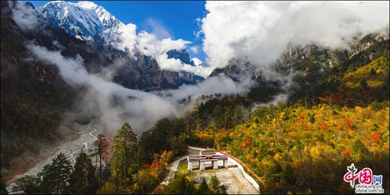 环贡嘎旅游线——燕子沟白雪红石醉人心