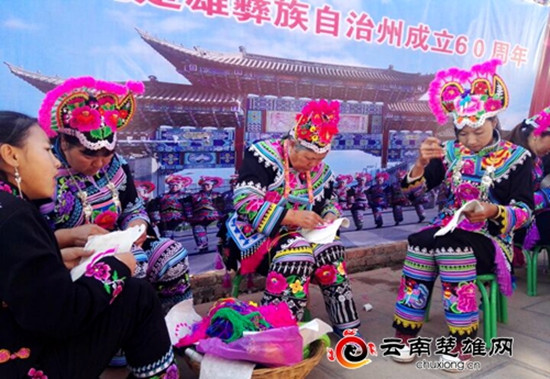 500位绣女现场秀技 千年彝绣展传承之美 500位绣女现场秀技 千年彝绣展传承之美