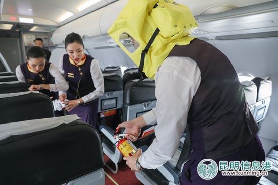 祥鹏航空顺利开展机上锂电池自燃暨机上颠簸应急实战演练 祥鹏航空顺利开展机上锂电池自燃暨机上颠簸应急实战演练