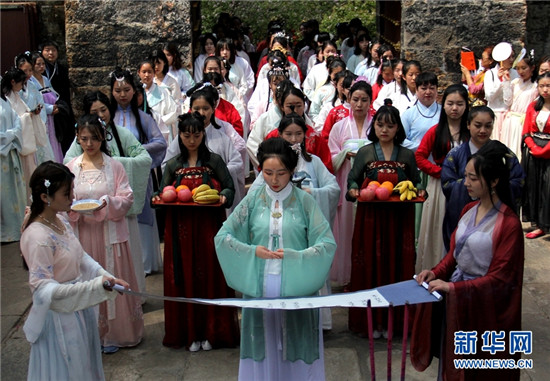 昆明数百名“汉服女孩”共庆花朝节 衣袂飘飘古韵十足