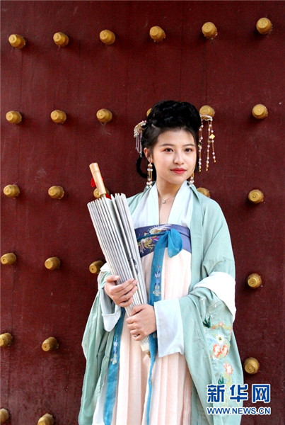 昆明数百名“汉服女孩”共庆花朝节 衣袂飘飘古韵十足