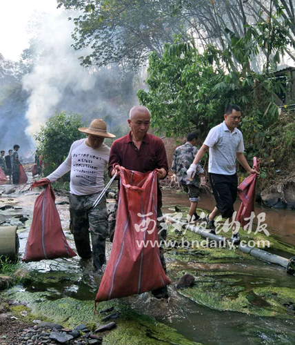 景洪开展“清河行动” 勐养河银河五组段清理垃圾15吨