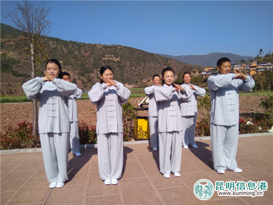 表演之前，先来个集体亮相。记者江枫 摄