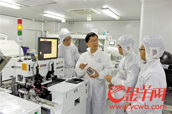 汤勇和科研团队在实验室