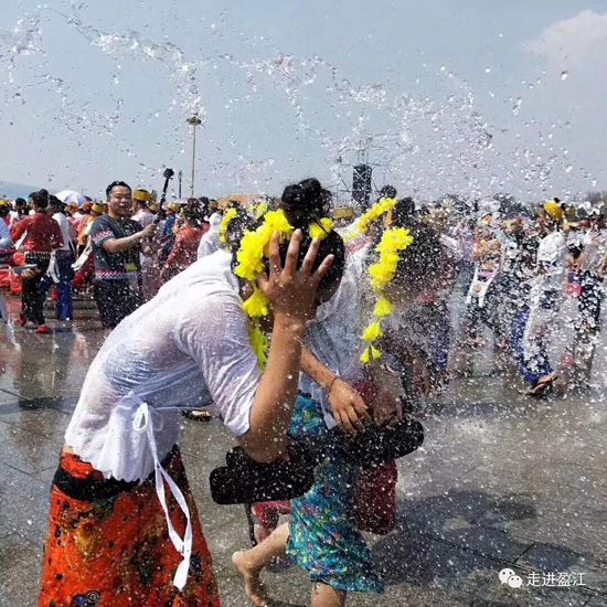 老板 我要请假去德宏过泼水节