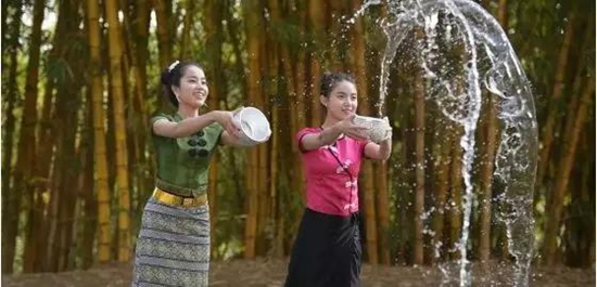 老板 我要请假去德宏过泼水节