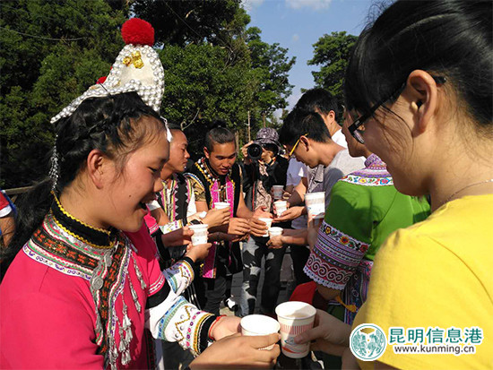 哈尼族姑娘小伙唱敬酒歌。记者孙红亮摄