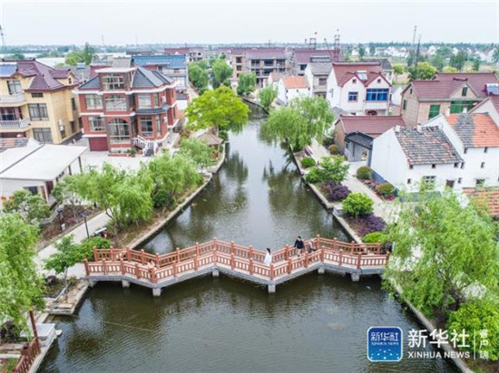 4月21日,空中俯瞰浙江省嘉善县干窑镇的新泾港河道(无人机拍摄)。经过整治的河道水清树绿,已成为美丽的乡村公园。曾经的新泾港,是当地群众口中的“墨汁河”、“黑臭河”,经过三年左右的整治,新泾港水质保持三类水标准,两岸绿树成荫、粉墙黛瓦,呈现出典型美丽江南村落的画面。新华社记者 徐昱 摄 4月21日,空中俯瞰浙江省嘉善县干窑镇的新泾港河道(无人机拍摄)。经过整治的河道水清树绿,已成为美丽的乡村公园。曾经的新泾港,是当地群众口中的“墨汁河”、“黑臭河”,经过三年左右的整治,新泾港水质保持三类水标准,两岸绿树成荫、粉墙黛瓦,呈现出典型美丽江南村落的画面。新华社记者 徐昱 摄