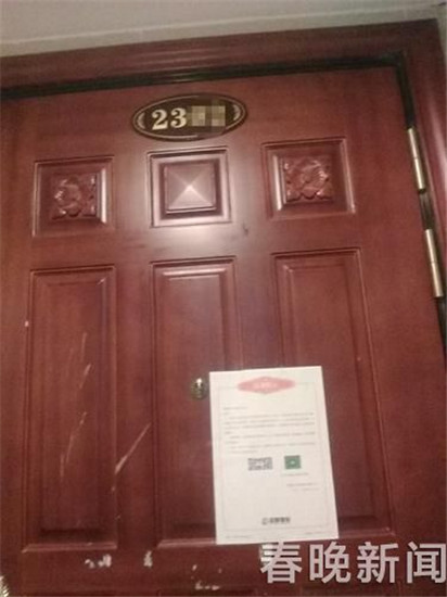 两只狗狗被关在阳台长期无人管！邻居目睹“狗吃屎”忍无可忍