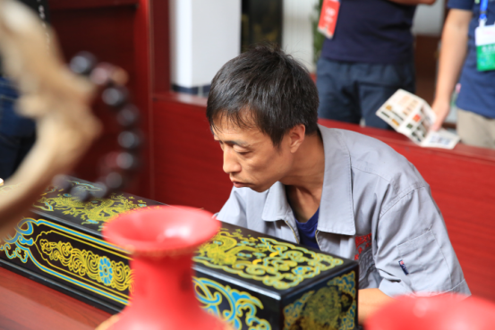 传承与创新 走近山西平遥“明艳”的推光漆器