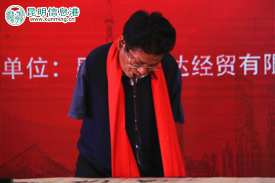 书法家和志刚现场泼墨。记者昝娟娟/摄