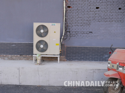 北郎中村的电取暖外接设备 李雪晴/摄 北郎中村的电取暖外接设备 李雪晴/摄