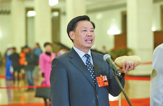 朱有勇代表亮相“代表通道”：把研究成果写在大地上