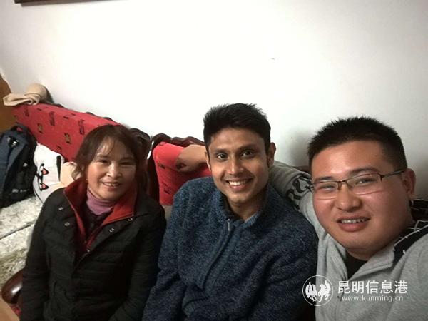 3 麦杜（中间）在中国朋友家里做客。供图