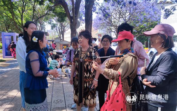 年近七旬的李奶奶带她的老姐妹们来看蓝花楹。记者谭石艳 摄