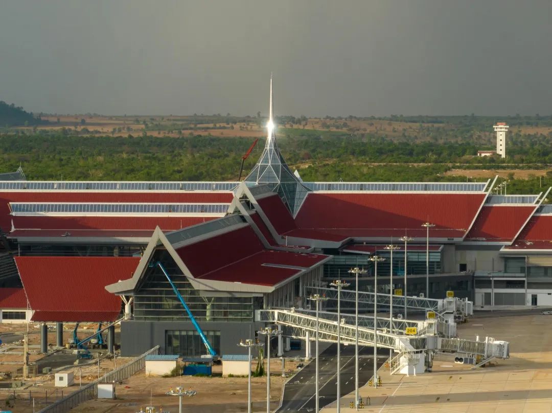 航站楼玻璃尖塔的现代工艺