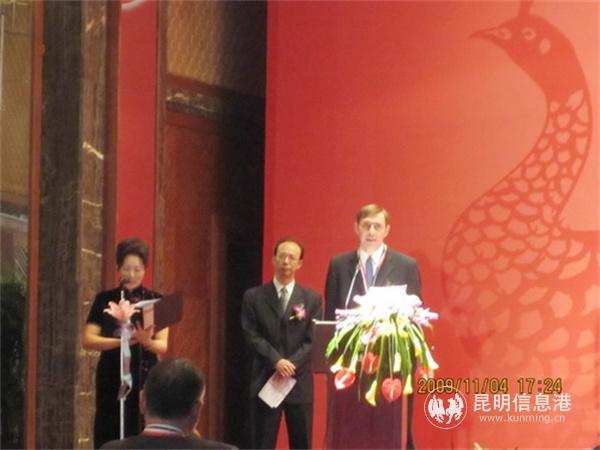 路大卫代表“彩云奖”获奖专家在典礼上发言。图片来源于云南大学新闻中心 路大卫代表“彩云奖”获奖专家在典礼上发言。图片来源于云南大学新闻中心