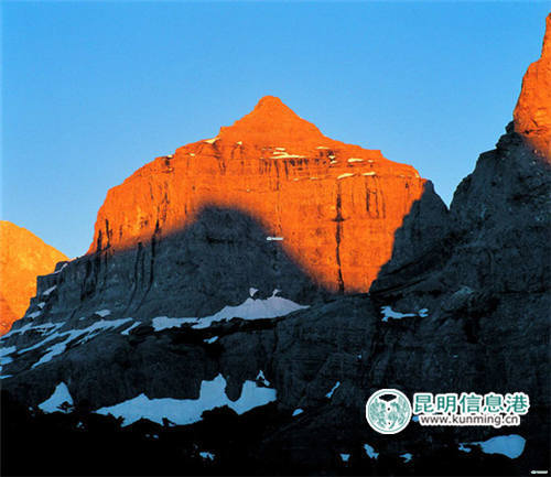 巴拉格宗天然佛塔 