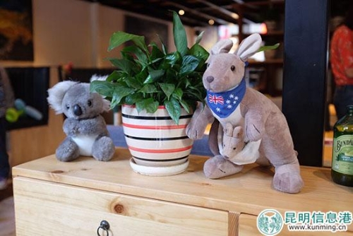 餐厅门口的“袋鼠”和“考拉”。供图