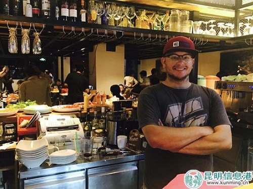 卢巧福站在考拉西餐厅吧台旁。供图