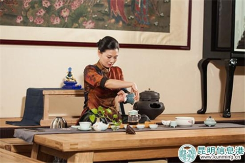 李敏正在冲泡普洱茶。供图 李敏正在冲泡普洱茶。供图