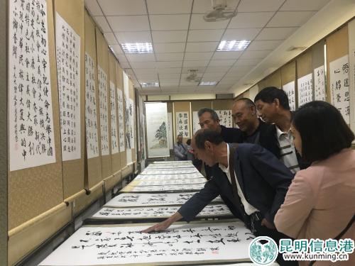 书画爱好者观摩作品