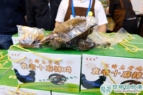 盐津乌骨鸡受热捧 记者曹月 摄2